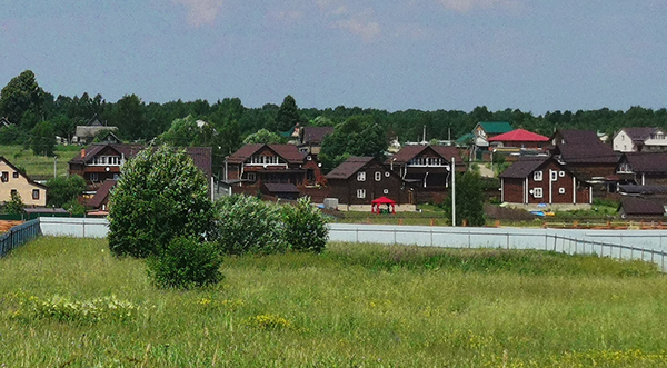 Участок с забором в посёлке Чародеево