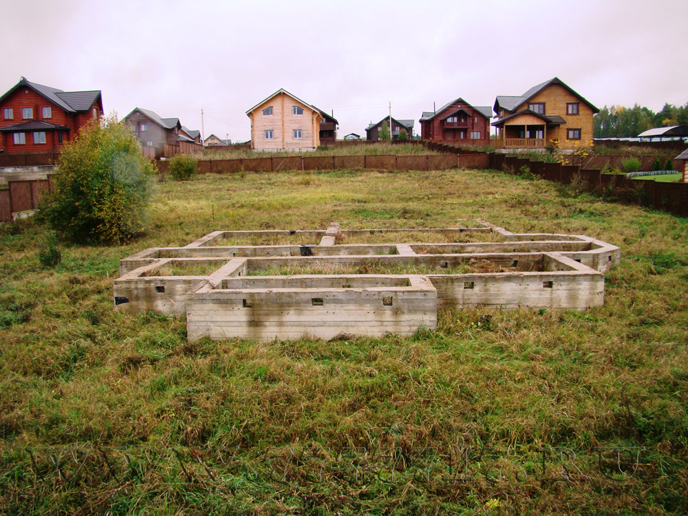 Участок с фундаментом в жилом посёлке Торбеевка